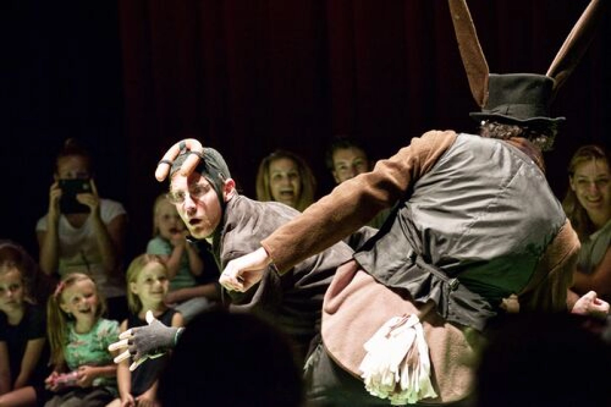 Over een kleine mol die wil weten wie er op zijn kop gepoept heeft